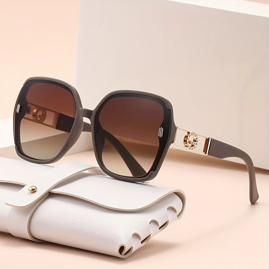 A Pair of Oversized Square Fashionable Glasses Suitable for Both Men And Women, Featuring Luxurious Golden Hinges, Perfect for Casual Wear Or As a Gift. Stylish Modern Design with a Polycarbonate Frame - Image 3