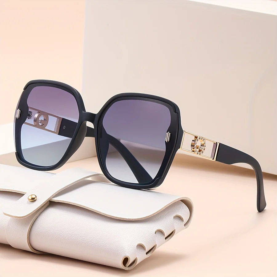 A Pair of Oversized Square Fashionable Glasses Suitable for Both Men And Women, Featuring Luxurious Golden Hinges, Perfect for Casual Wear Or As a Gift. Stylish Modern Design with a Polycarbonate Frame - Image 5
